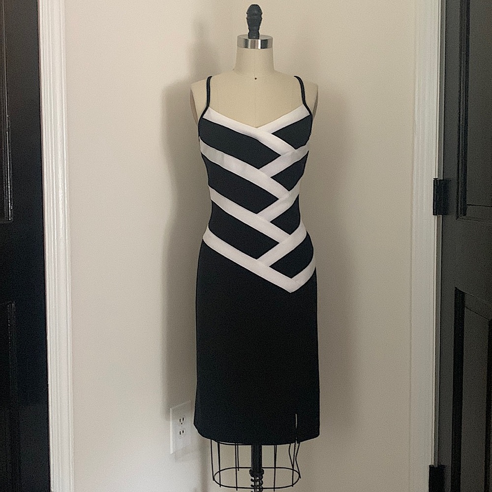 STUNNING!!🖤🤍🖤 NWT Black and White fitted Cocktail Dress